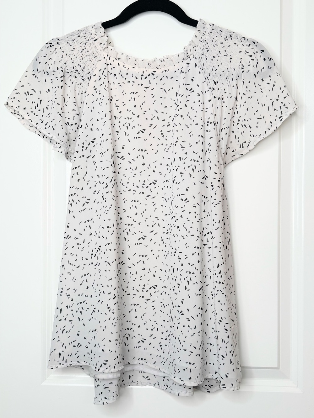 She + Sky Women’s L White Black Speckled Smocked Flutter Sleeve Blouse Top